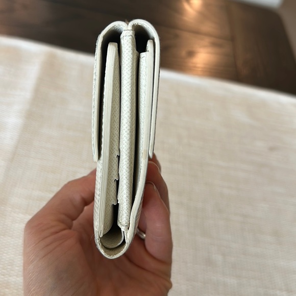 Authentic Luis Vuitton - Vintage Off White Epi trifold Wallet - Picture 6 of 9